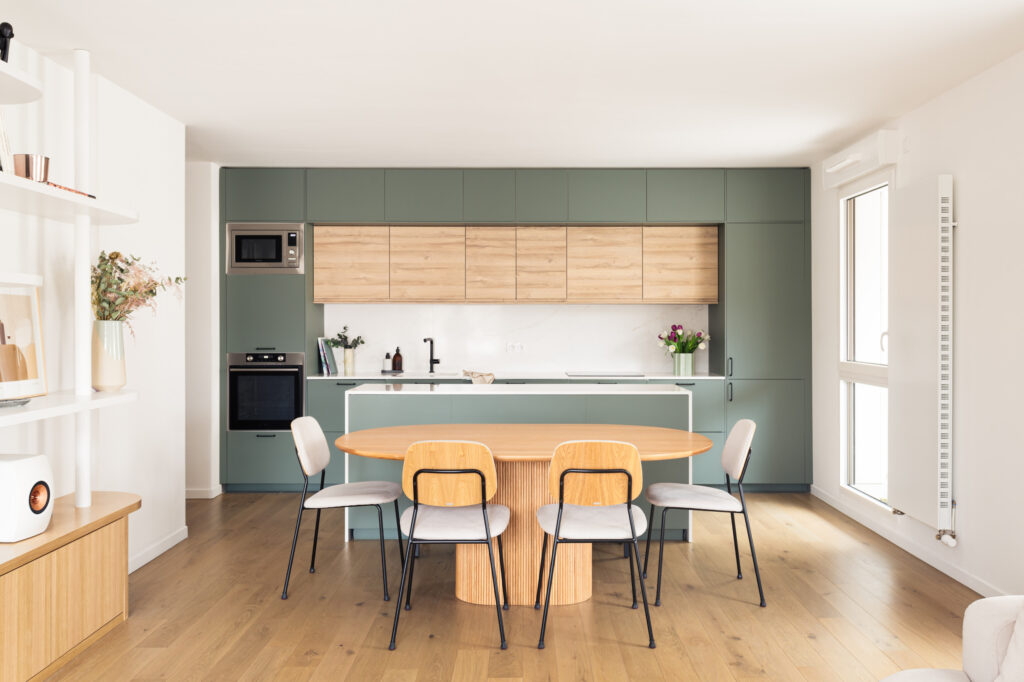 découvrez les cuisines bicolores 2025 : des designs modernes et éclatants qui allient style et fonctionnalité. apportez une touche contemporaine à votre intérieur avec des combinaisons de couleurs audacieuses et harmonieuses. inspirez-vous des dernières tendances pour transformer votre espace culinaire en un lieu pleinement esthétique et convivial.