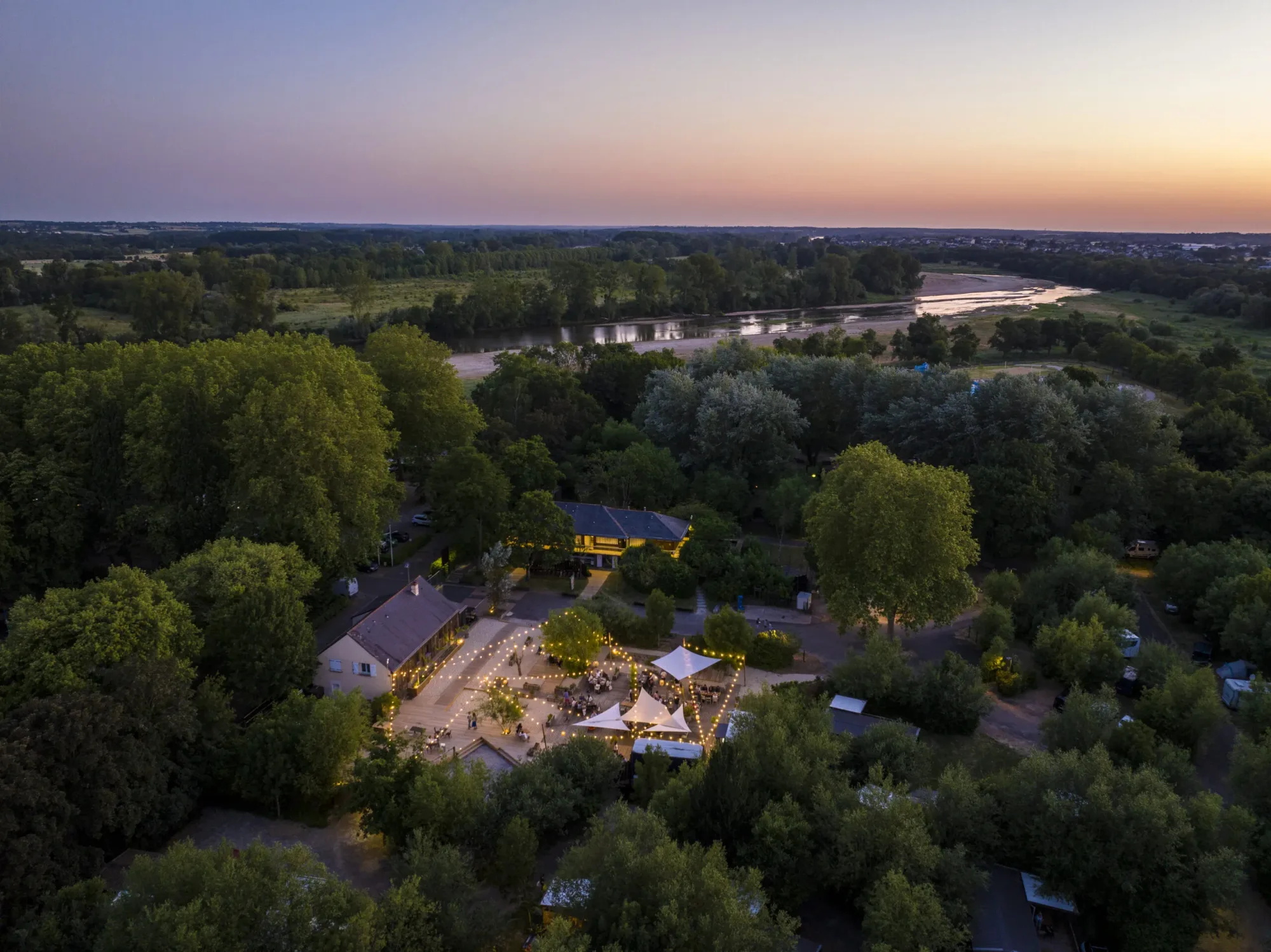 découvrez l'harmonie parfaite entre l'architecture moderne et le mode de vie apaisant avec notre projet de maison en u. adoptez le slow living dans un espace conçu pour favoriser le bien-être, la convivialité et la connexion avec la nature. explorez les bienfaits d'une vie simple et durable.